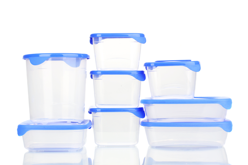 leere Plastikdosen mit blauem Deckel