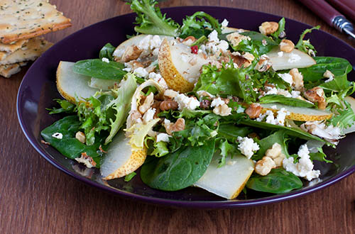 Grüner-Salat-mit-Schafskäse-Birne-und-Walnüssen-sst_1270867731