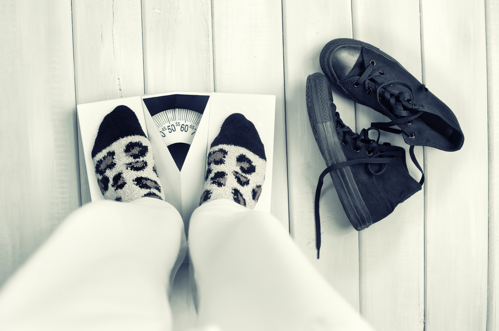 Mensch auf einer Waage