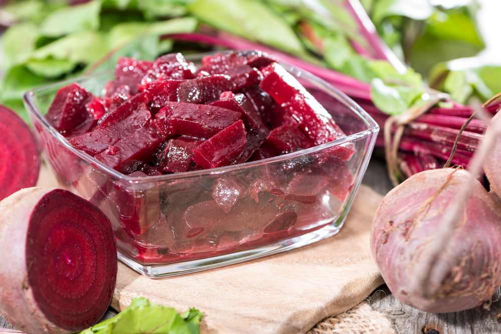 Gekochte in streifen geschnittene rote Rübe in Glasschüssel