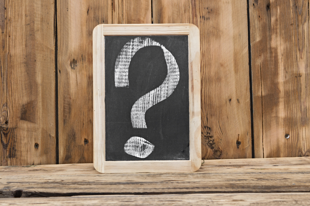 Fragezeichen auf einer Tafel