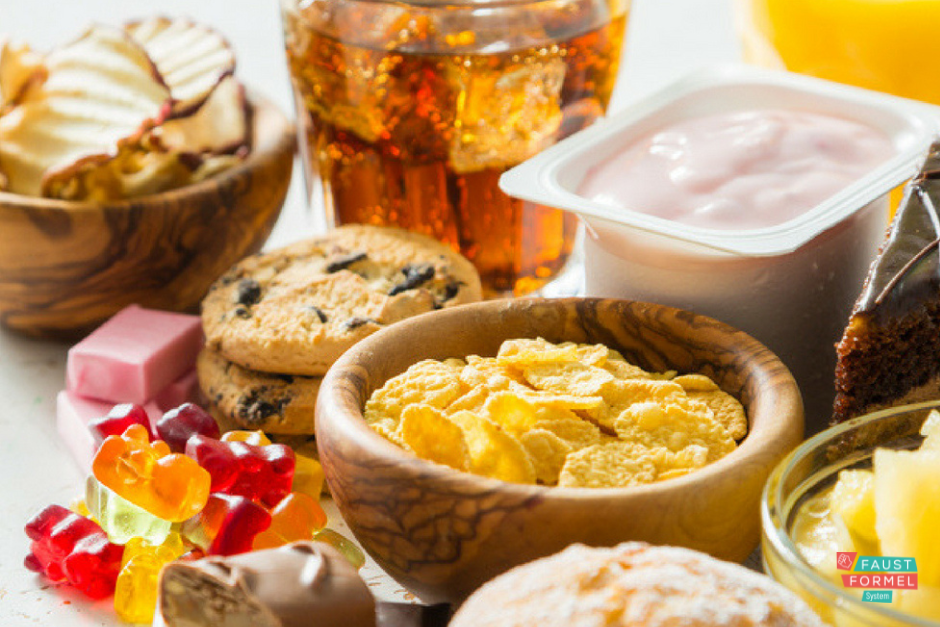 Süßigkeiten liegen auf einem Tisch