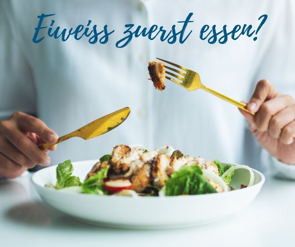 Frau isst Salat mit Hühnerstreifen Titelbild