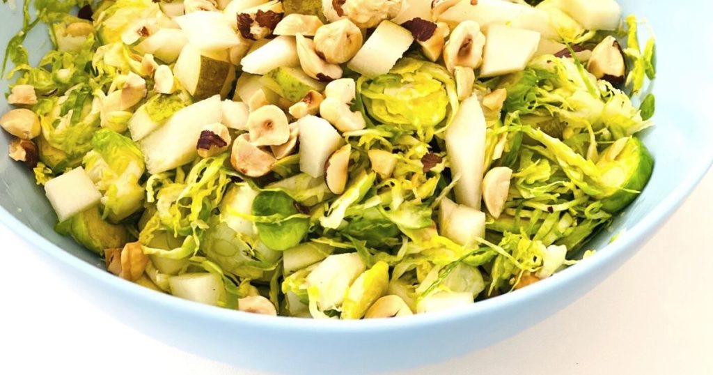 Kohlsprossen/Rosenkohlsalat mit Haselnüssen und Birne