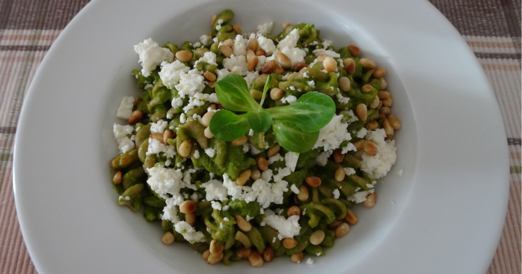 Karotten-Pesto-Nudeln mit Feta auf Teller