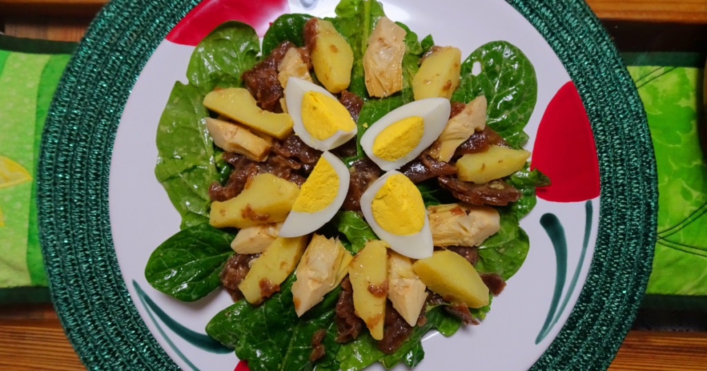 Gekochte Eier auf Kartoffeln und Salat